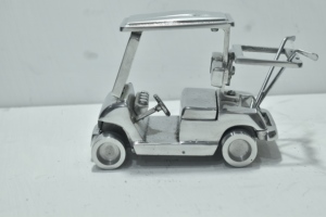 รถกอล์ฟขนาดเล็กดีไซน์เนอร์คุณภาพดีที่สุด โมเดลโลหะตกแต่ง รถเข็นอเนกประสงค์อะลูมิเนียม แบบตั้งโชว์บนโต๊ะ มีจำหน่ายแล้ว - Product Image 2