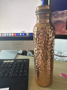 Botella de cobre tradicional de 950ml, hecha a mano, a prueba de fugas, para energía y digestión (paquete de regalo) - Product Image 2