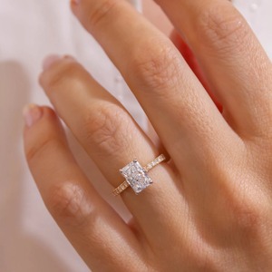 Anillo de Compromiso con Diamante Cultivado en Laboratorio, Corte Radiante, 1.50 Quilates, Oro Amarillo de 14K, Personalizado, Venta al Por Mayor - Product Image 2