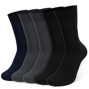 Chaussettes noires à col ras du cou, couleur unie, respirantes, en coton, à compression, pour adultes, décontractées, pour le basketball, de haute qualité, coupe ajustée, dernier design, personnalisables - Product Image 1