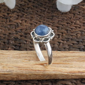 แหวนเงินแท้ 925 ประดับไคยาไนต์ทรงเหลี่ยมธรรมชาติ ดีไซน์คลาสสิก เหมาะสำหรับเป็นของขวัญในโอกาสแต่งงานและวันครบรอบสำหรับผู้หญิง - Product Image 6