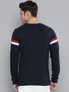 Chemise décontractée à manches longues 100 % coton sans col pour homme, tricotée et respirante, idéale pour l'été, avec pantalon blanc et baskets bleues - Product Image 3