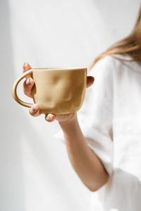 Elegante taza de cerámica con esmalte ámbar cálido, silueta redondeada, asa cómoda, retención de calor, ideal para momentos cálidos en la cocina. - Product Image 2