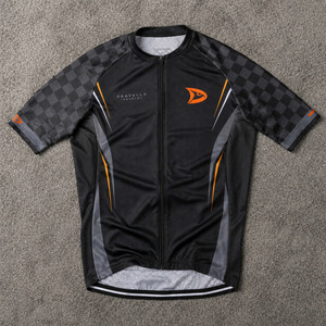 Fabricante de Maillots de Ciclismo Retro Y2K Personalizados, Camiseta de Ciclismo de Alto Rendimiento con Mangas a Cuadros - Product Image 1