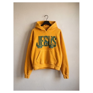 Sudadera con capucha amarilla mostaza con estampado gráfico de JESÚS con la frase 'The Way The Truth The Life' para inspirar una fe moderna. - Product Image 4