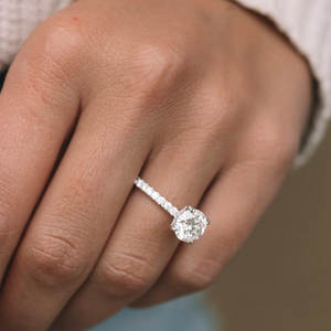 Bague classique en or blanc pour femme avec diamant rond brillant et diamants latéraux, bijou de l'Arabie - Product Image 3