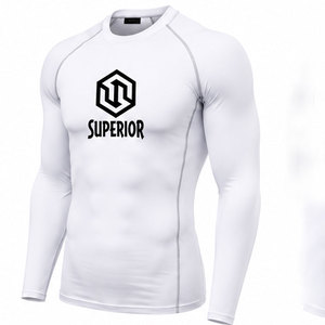 Camiseta deportiva de compresión duradera hecha de una mezcla de poliéster y spandex de alta calidad, controla la humedad y ofrece un rendimiento duradero. - Product Image 5