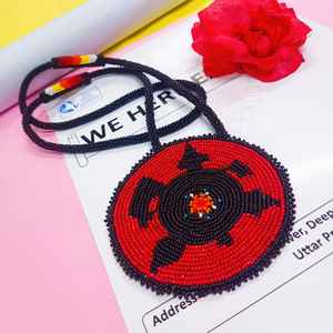 Collar con Colgante de Tortuga Hecho a Mano con Cuentas Rojas, Negras, Amarillas y Blancas y Cordón Largo para un Estilo Artístico Tradicional - Product Image 2