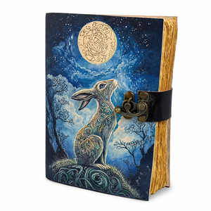 Carnet en cuir fait main vintage avec impression UV motif lapin, journal vierge avec fermoir et papier vintage à bords festonnés faits main - Product Image 1