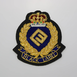 Etiquetas Personalizadas 2026 Nueva Colección Insignias 3D Bordadas a Mano al por Mayor Diseño en Oro y Plata Tela de Lona Disponible - Product Image 1