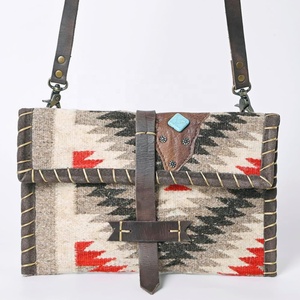Pochette de couverture de selle en cuir de vache avec dragonne en cuir Vintage Western Boho Aztec Pattern New Style - Product Image 1