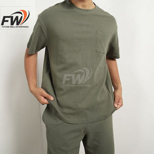 Conjunto de camiseta y pantalones cortos personalizados, camisetas estampadas en serigrafía, camisetas de color sólido, conjuntos deportivos de estilo urbano, conjuntos de camiseta y pantalones cortos para hombre en tallas grandes. - Product Image 6