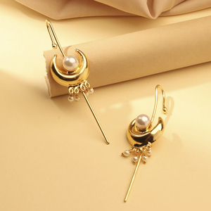 Pendientes de Oreja con Perla Lunar Hechos a Mano, Chapados en Oro, de Latón, Joyería Moderna y Celestial para Mujer - Product Image 3