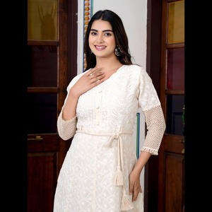 Robe élégante en coton ivoire avec broderie complexe, dentelle et pompons, design contemporain à nouer à la taille, style chic et décontracté - Product Image 3