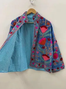Chaqueta Corta Bordada en Terciopelo Azul Hecha a Mano para Mujer, Estilo Étnico Rajastani, con Bordado Floral Suzani, Chaqueta Abierta para Invierno - Product Image 2