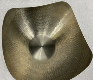 Bol en argent martelé motif vague océanique, récipient métallique ondulé, coupelle artisanale en acier courbé, coupelle sculptée Horizon en argent - Product Image 1