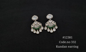 Boucles d'oreilles pendantes Kundan vertes 12381, en laiton plaqué or, motif floral ethnique, pour mariage indien, pour femmes, pour fêtes de mariage - Product Image 4
