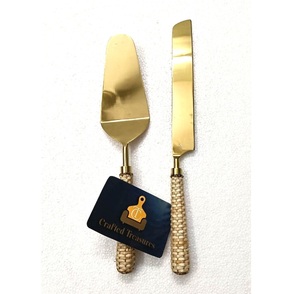 Juego de Servidor de Pastel de Calidad Premium, Acero Inoxidable, Metal Chapado en Oro con Mango de Ratán Tejido, 2 Piezas, Cuchillo y Espátula para Pastel Hechos a Mano - Product Image 1