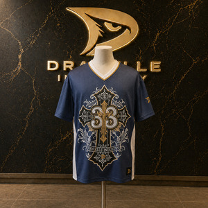 เสื้อกีฬาตาข่ายสไตล์เรโทรแบบกำหนดเองสำหรับผู้ชาย เสื้อสตรีทแวร์ทรงโอเวอร์ไซส์ Y2K พร้อมลายปักกางเขนแบบบาโรก - Product Image 1