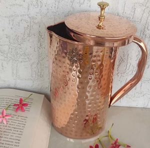 Ensemble de carafes en cuivre pour une culture de table intérieure sophistiquée, service d'eau en métal avec verres, durable et réutilisable pour le service à table. - Product Image 6