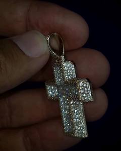 Collar con colgante de cruz de moissanita totalmente cubierto de circonitas en plata 925, joyería hip hop personalizada de fabricante a bajo precio desde India. - Product Image 2