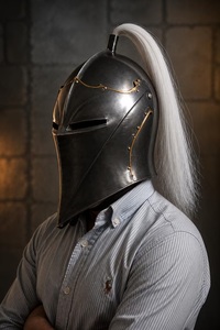 Casque de Chevalier Médiéval Fait Main – Armure Gothique Portative avec Plume Blanche KULSOOM - Product Image 3