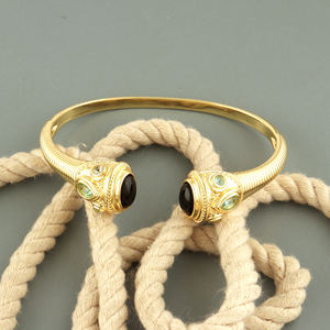 กำไลข้อมือหินออนิกซ์สีดำประดับด้วยควอตซ์สีน้ำเงินเคลือบทอง 18k แบบเปิดสำหรับผู้หญิง สไตล์วินเทจ รอยัล ฟิวชั่น แฟชั่นจิวเวลรี่ - Product Image 3