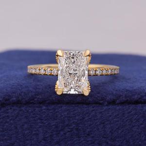 Anillo de compromiso de diamante talla radiante en oro amarillo macizo con engaste de puntas, banda halo oculta con pavé simple, solitario para novia o aniversario - Product Image 1