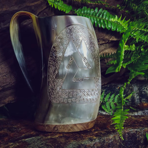 Jarra de Cerveza de Cuerno de Búfalo Natural Acabada a Mano, Cuerno de Búfalo Pulido Estilo Vikingo con Temática Animal - Product Image 1