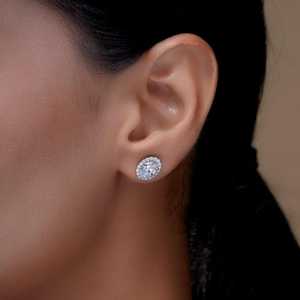 Boucles d'oreilles halo de luxe en or 14 carats plaqué rhodium, diamant de laboratoire ovale 3 carats, certifié IGI, design élégant pour tous les jours et les soirées - Product Image 3