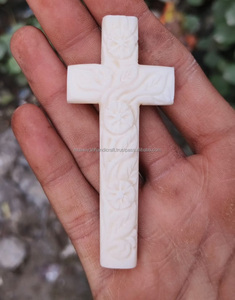 Cruz de hueso de búfalo de alta calidad con accesorios de joyería tallados a mano, fabricación de joyas colgantes con tamaño personalizado a bajo precio - Product Image 2