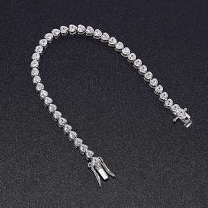 สร้อยข้อมือเทนนิสโมอิสซาไนต์รูปหัวใจ เงินแท้ 925 ประดับแบบ Bezel Set โรแมนติกหวานซึ้ง ของขวัญเครื่องประดับชั้นดี - Product Image 3