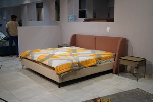 Cama King Size Moderna Tapizada con Cabecera Acolchada de Cuero PU/Terciopelo/Tela y Estructura Resistente de CRCA - Product Image 3