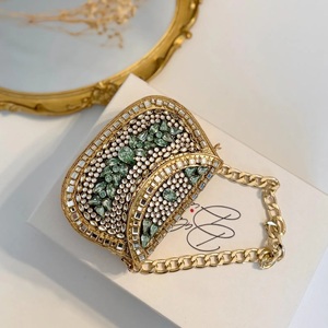 Bolso de mano de resina con efecto piedra y mosaico de latón, con detalles metálicos plateados, elegante, para la noche, con cierre de cremallera, listo para enviar - Product Image 2