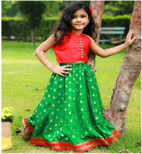 Conjunto de Top con Diseño Chevron y Ghagra Estampada para Niñas, Estilo Incut, Rojo y Verde, Ropa Étnica Festiva, Atuendo Elegante para Niñas, India - Product Image 1