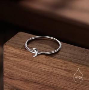 แหวนเงินแท้รูปพระจันทร์เสี้ยวเล็กพิเศษ ดีไซน์เรียบง่ายและมินิมอล - Product Image 5