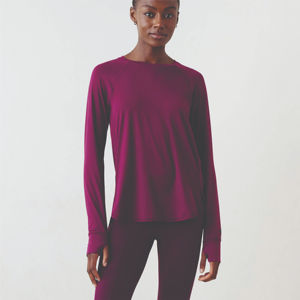 Camiseta elegante de manga larga con textura acanalada y tela suave y elástica que realza la forma y la comodidad, perfecta para usar en capas en cualquier temporada. - Product Image 1