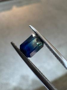 Zafiro Natural Bicolor Verde/Azul Corte Esmeralda 1.00CT Gema Preciosa Suelta Facetada con Juego de Color Ceilán para Joyería - Product Image 2