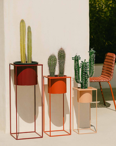 Pots de fleurs en métal colorés avec supports en fer hauts, supports décoratifs modernes pour fleurs en rouge, orange et pêche pour l'intérieur - Product Image 5