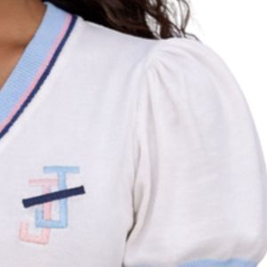 เสื้อสเวตเตอร์แขนสั้นสีขาวคอวีทรงพองสำหรับผู้หญิง ยี่ห้อ Jack and Jill เนื้อผ้านิตนุ่ม สวมใส่สบาย ดีไซน์หรูหรา ทันสมัย สไตล์ลำลอง สามารถสั่งตัดเย็บได้ - Product Image 3