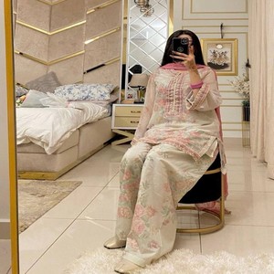 VASTRA COTTAGE Conjunto de Kurti Farshi Palazo para Mujer de Chifón Georgette Puro con Estampado Digital, Bordado y Lentejuelas, con Dupatta de Red - Product Image 3