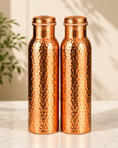 Bouteille d'eau en cuivre pur martelé. Les bouchons à vis anti-fuite offrent une portabilité sécurisée tout en préservant la fraîcheur. - Product Image 1