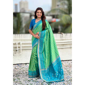 Sari Patola en soie douce Pista tissé avec des tissages contrastés Bandhani, écharpes et châles traditionnels indiens - Product Image 6