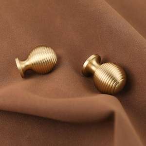 Bouton de meuble moderne côtelé rond en laiton massif, finition or brossé, poignée texturée pour tiroirs de cuisine et armoires - Product Image 6