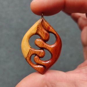 Colgante de madera con diseño de madre e hijo tallado, forma de lágrima, acabado liso, joyería artesanal hecha a mano - Product Image 2