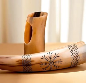 Corne à boire viking haut de gamme avec support en corne de bœuf artisanal gravé de symboles nordiques, qualité alimentaire, pour méad, bière, ou ale, par REHMAN CRAFT - Product Image 2