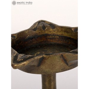 Lámpara de latón de cinco mechas tribales de 6 pulgadas hecha a mano, artículo de decoración del hogar con diseño de serpiente hecho en La India - Product Image 3