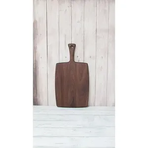 Planche à découper rustique en bois avec poignée, idéale pour servir du fromage, du pain et des en-cas lors de réunions et pour la préparation culinaire. - Product Image 4