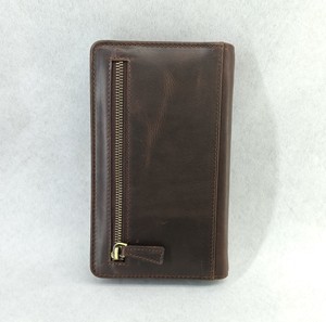 Cartera de cuero vintage Crazy Horse con bloqueo RFID, organizador de tarjetas y pasaporte, monedero para hombre y mujer con cadena y remaches - Product Image 3