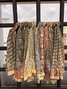 Paréos de plage en coton imprimé à la main indiens, Sarongs indonésiens Bagru Dabu imprimés bio, Foulards indiens – Vente en gros - Product Image 3